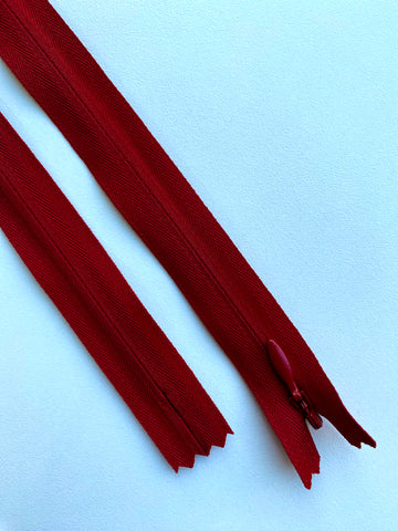 Fermoar rezistent, ascuns, brand YKK, culoare bordeaux, 70 cm lungime
