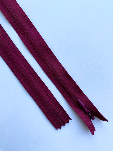 Fermoar rezistent, ascuns, brand YKK, culoare burgundy, 70 cm lungime