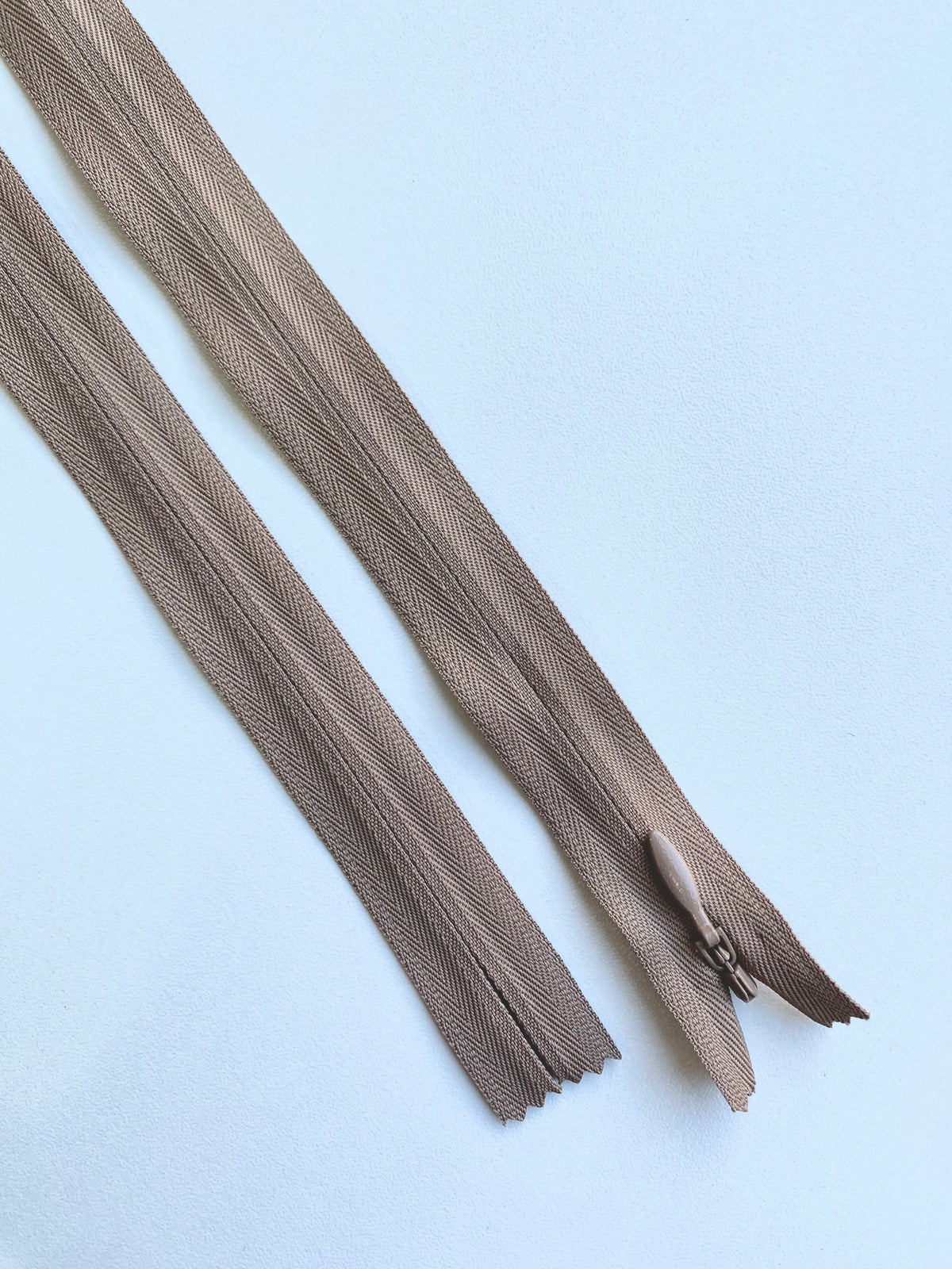 Fermoar rezistent, ascuns, brand YKK, culoare nude deschis, 70 cm lungime