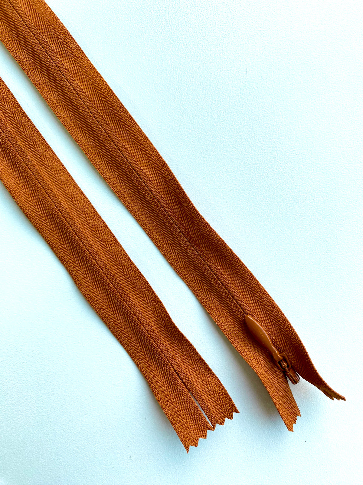 Fermoar rezistent, ascuns, brand YKK, culoare caramel, 70 cm lungime