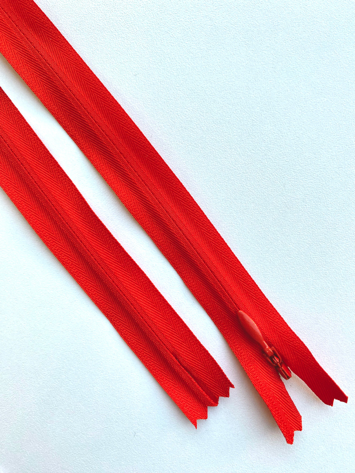 Fermoar rezistent, ascuns, brand YKK, culoare corai, 70 cm lungime