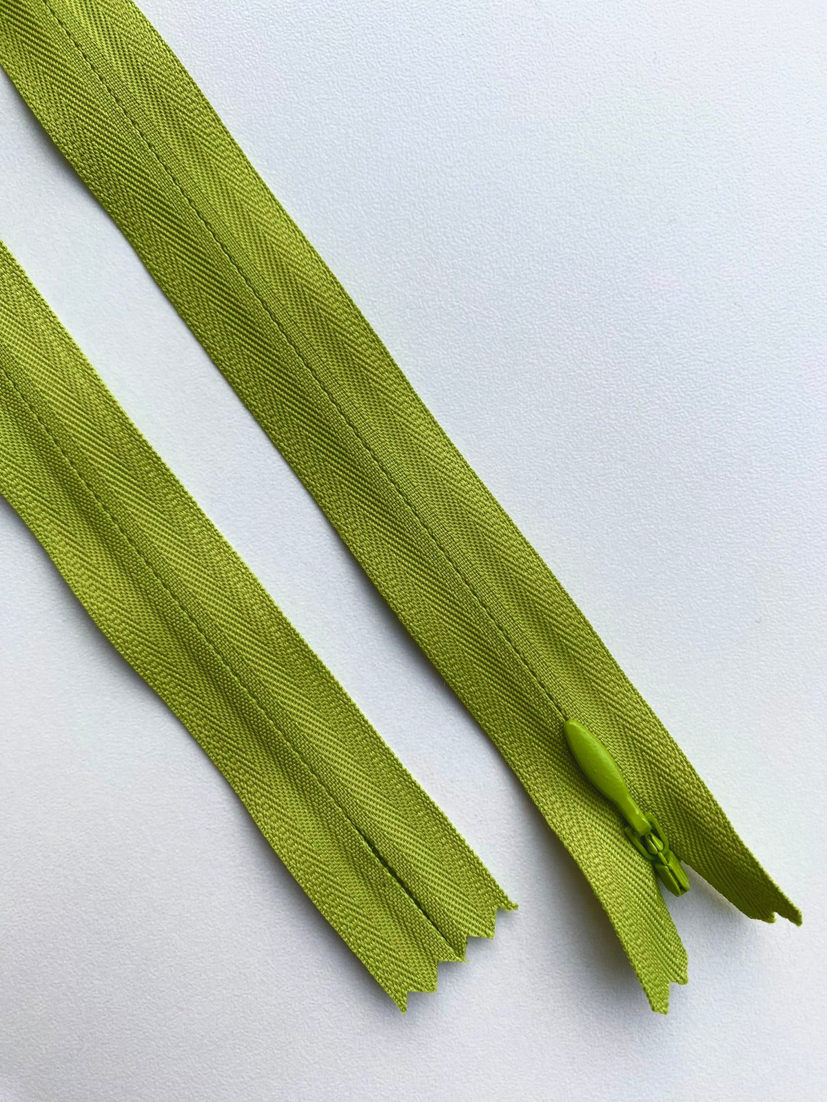 Fermoar rezistent, ascuns, brand YKK, culoare fistic inchis, 70 cm lungime