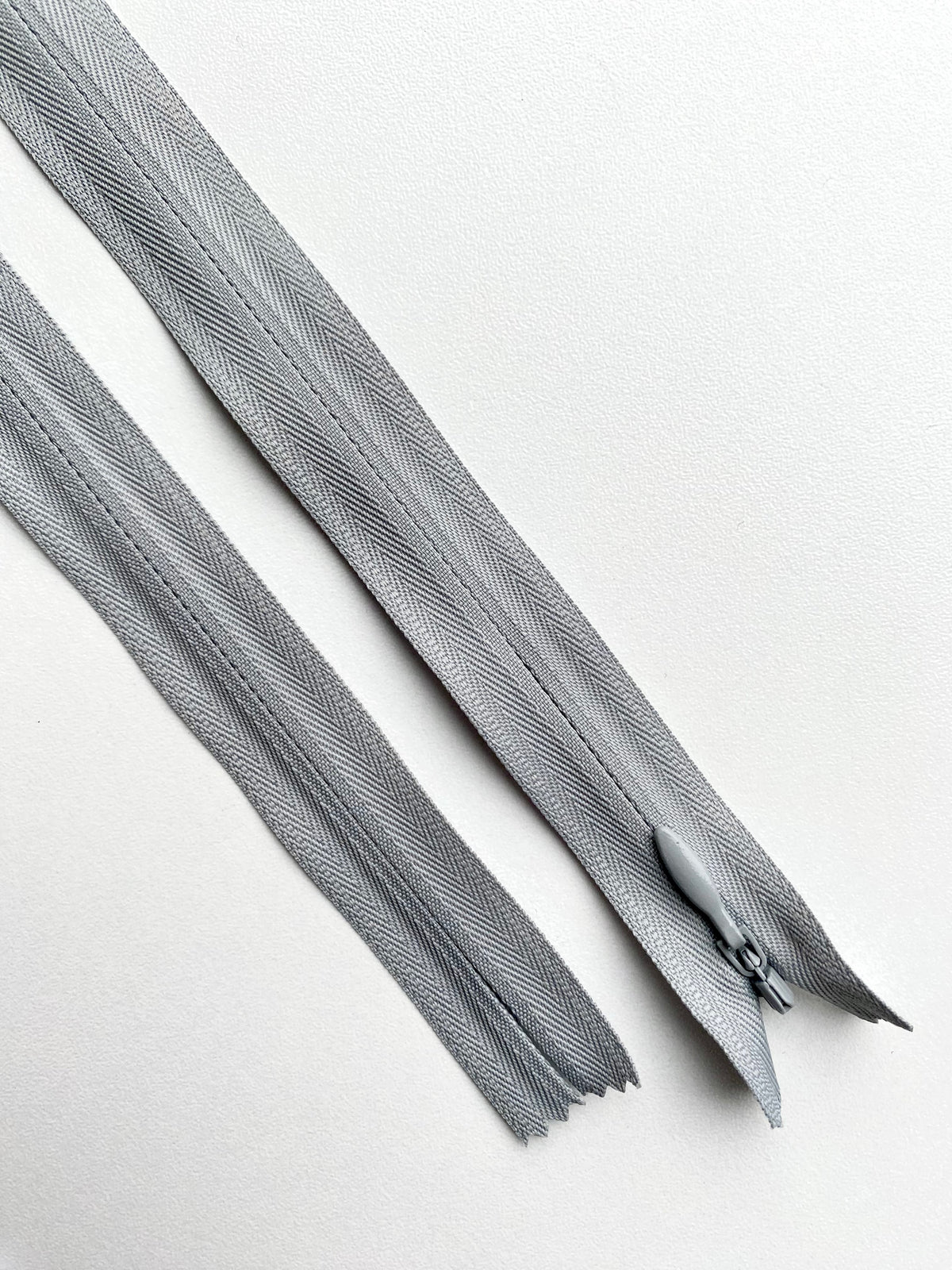 Fermoar rezistent, ascuns, brand YKK, culoare gri deschis, 70 cm lungime
