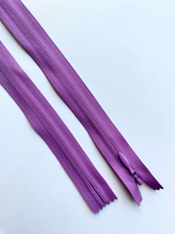 Fermoar rezistent, ascuns, brand YKK, culoare lavanda inchis, 70 cm lungime
