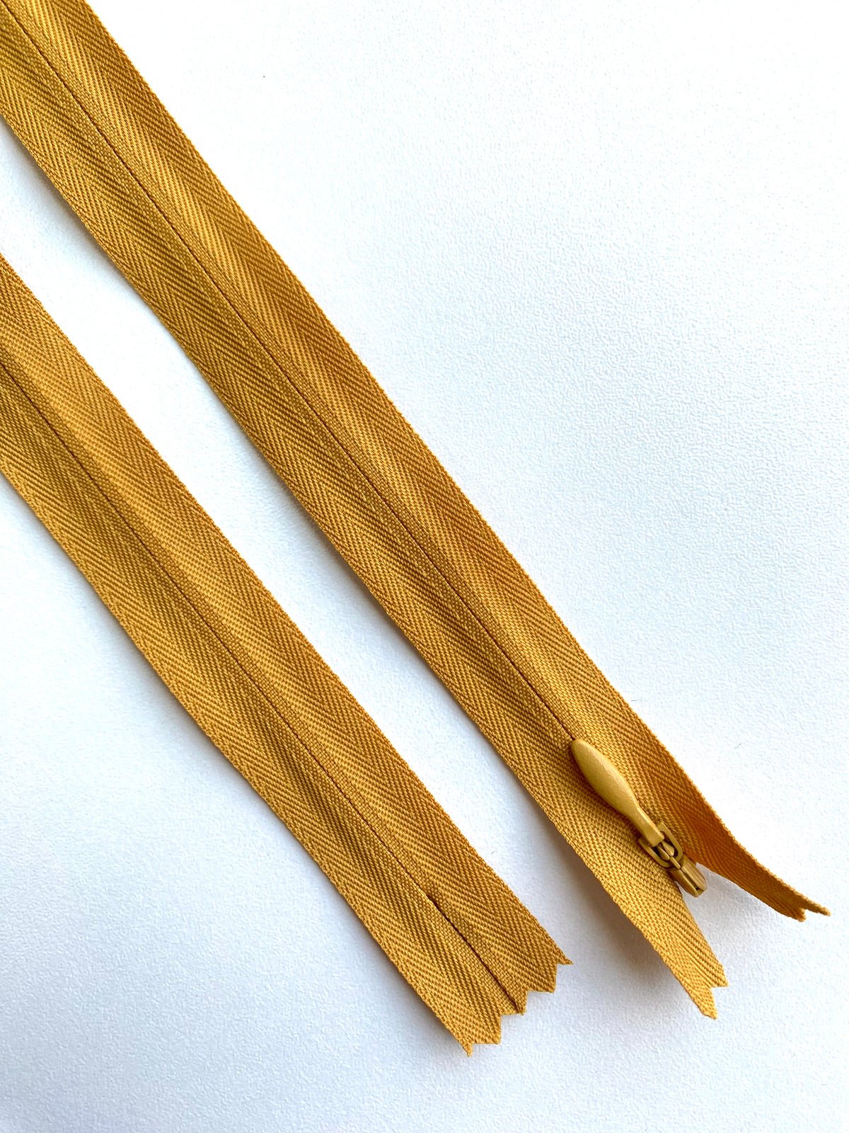 Fermoar rezistent, ascuns, brand YKK, culoare mustar, 70 cm lungime
