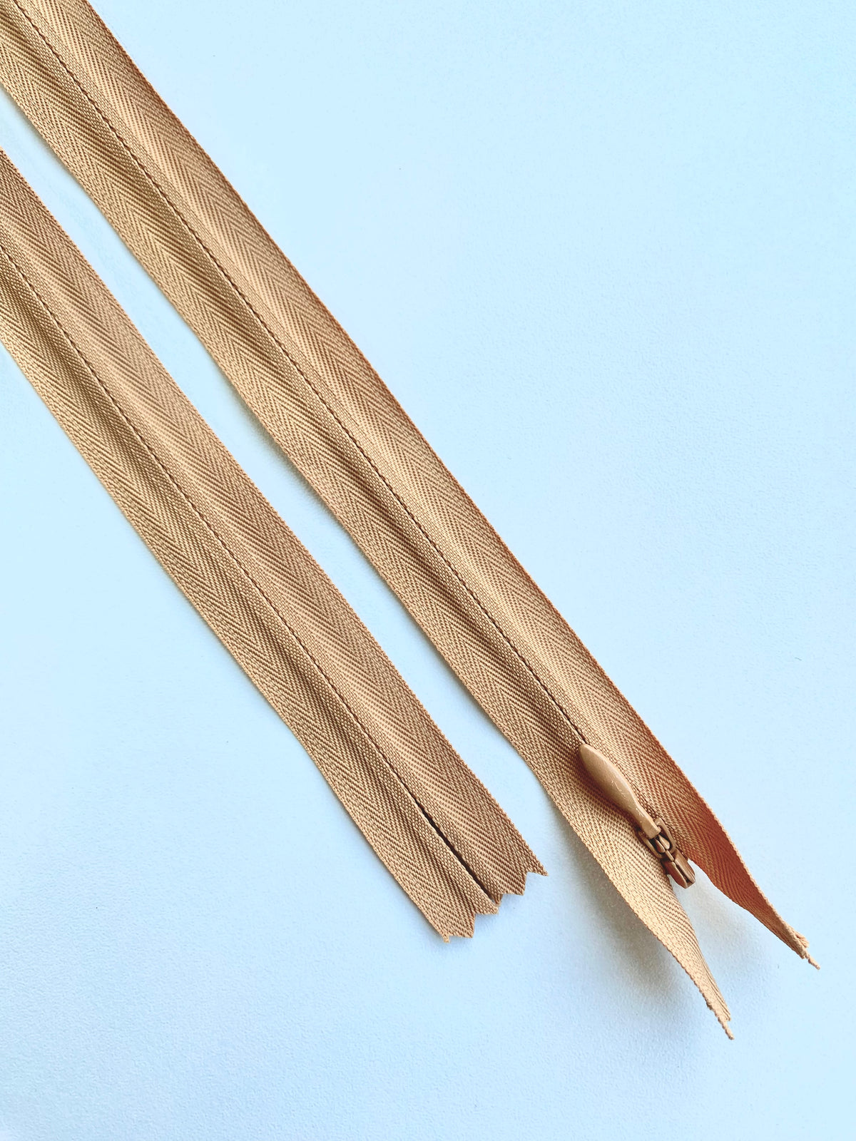Fermoar rezistent, ascuns, brand YKK, culoare nude inchis, 70 cm lungime