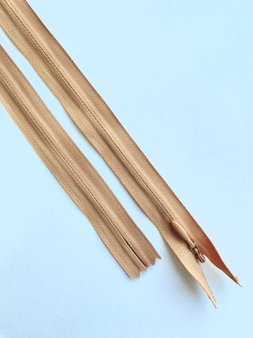 Fermoar rezistent, ascuns, brand YKK, culoare nude inchis, 70 cm lungime