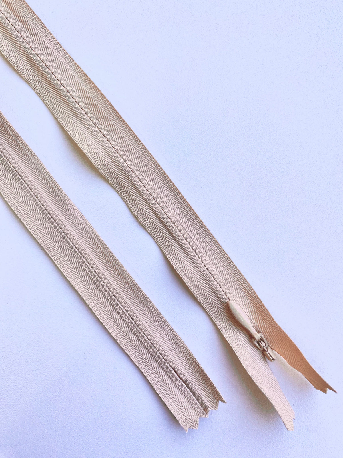 Fermoar rezistent, ascuns, brand YKK, culoare nude rose, 70 cm lungime