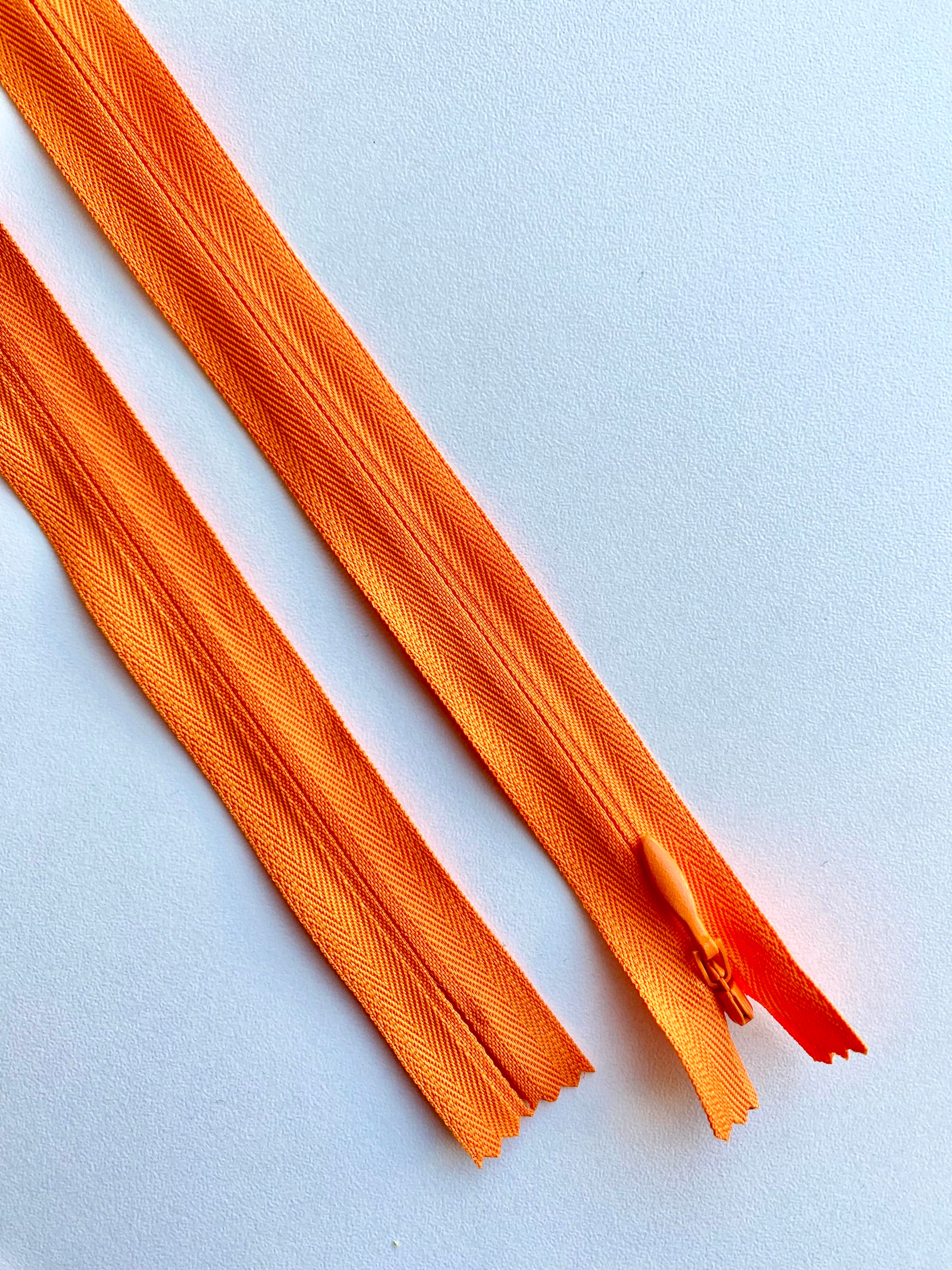 Fermoar rezistent, ascuns, brand YKK, culoare portocaliu, 70 cm lungime