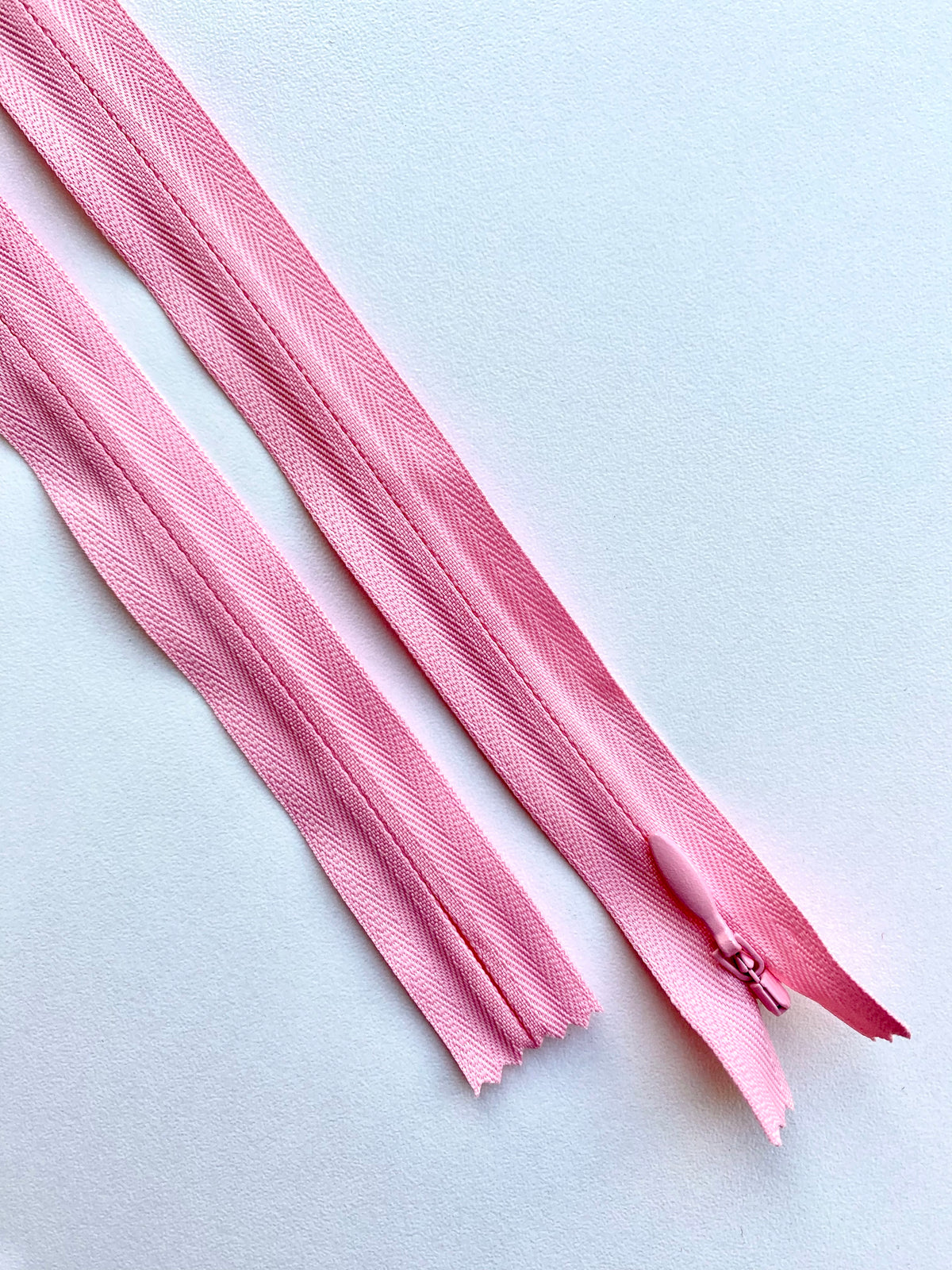 Fermoar rezistent, ascuns, brand YKK, culoare roz, 70 cm lungime