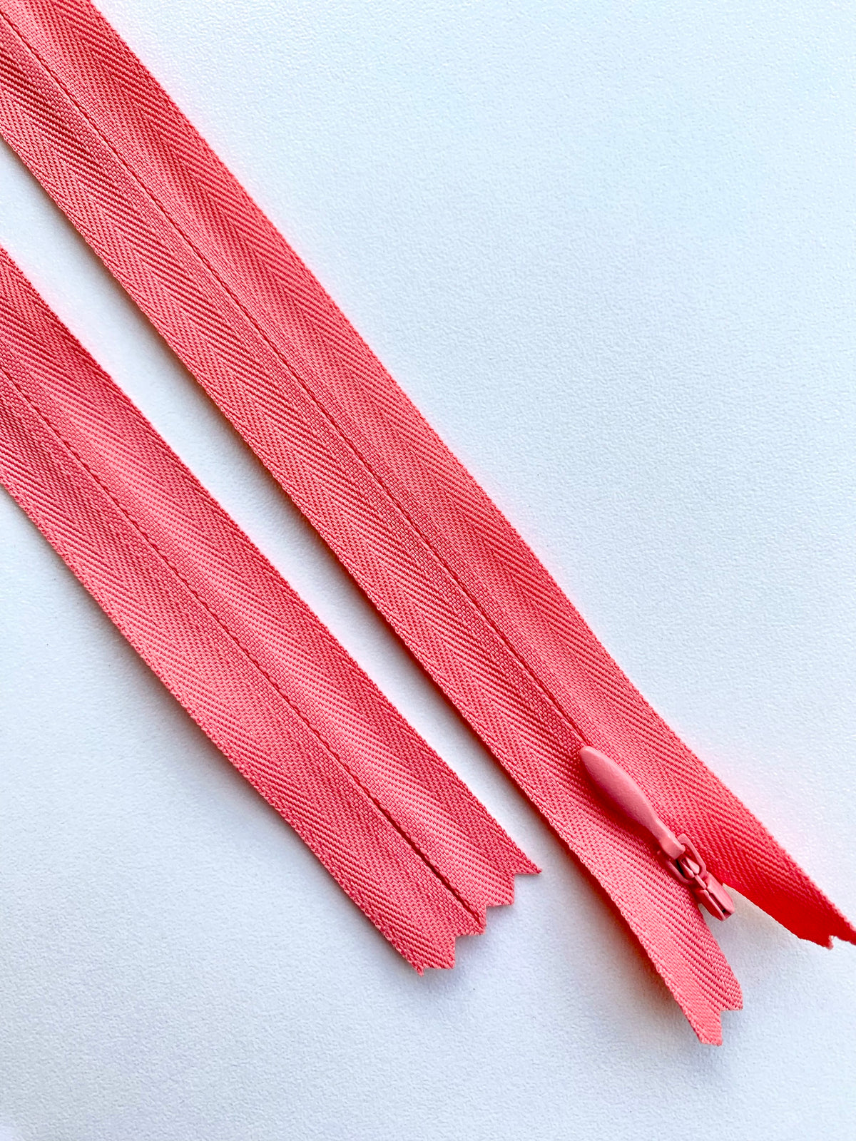 Fermoar rezistent, ascuns, brand YKK, culoare roz coral deschis, 70 cm lungime
