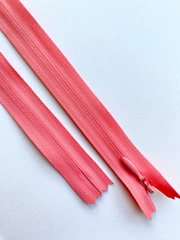 Fermoar rezistent, ascuns, brand YKK, culoare roz coral deschis, 70 cm lungime