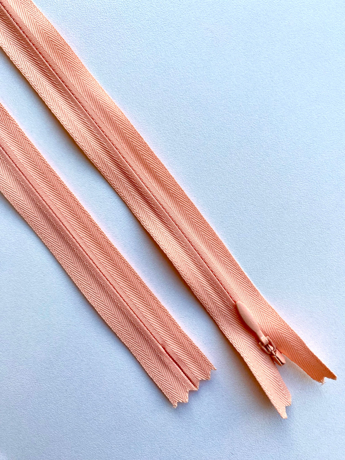 Fermoar rezistent, ascuns, brand YKK, culoare alb, 70 cm lungime