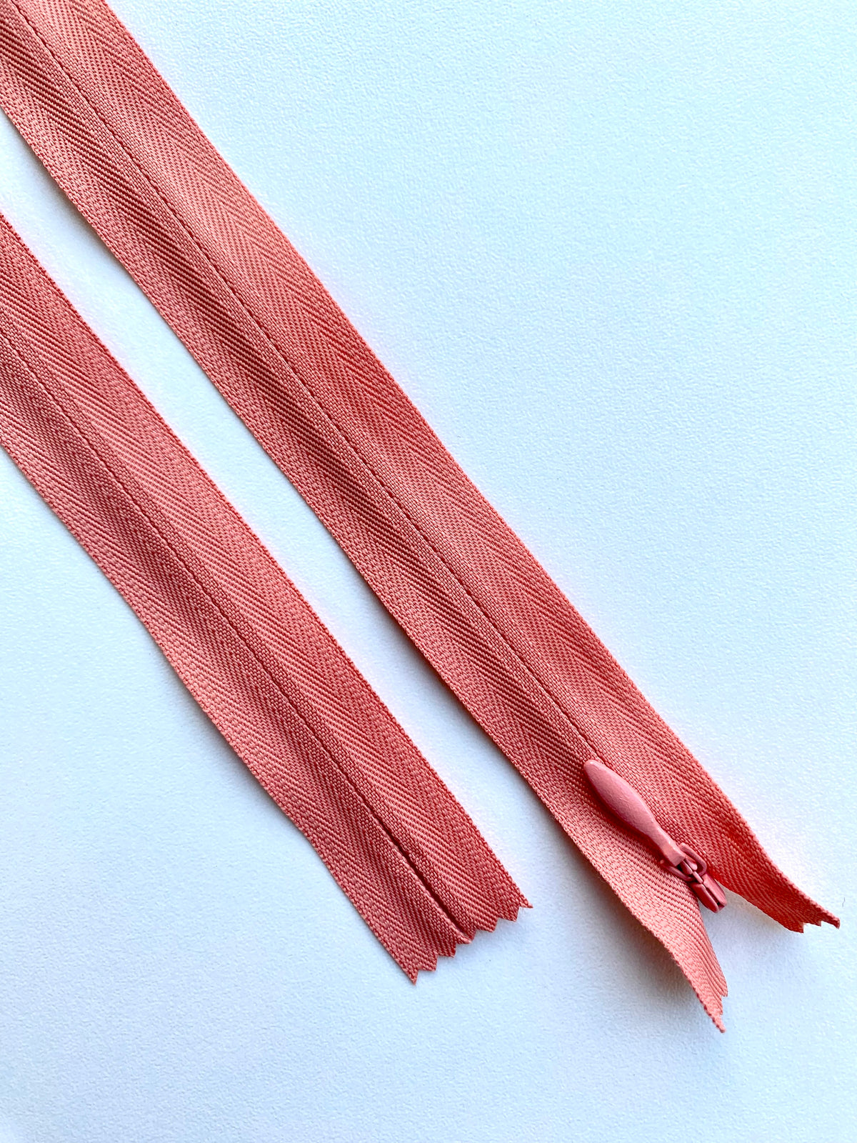 Fermoar rezistent, ascuns, brand YKK, culoare roz trandafiriu deschis, 70 cm lungime