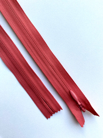 Fermoar rezistent, ascuns, brand YKK, culoare roz trandafiriu inchis, 70 cm lungime