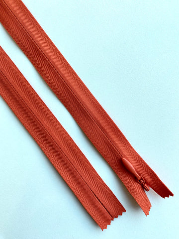 Fermoar rezistent, ascuns, brand YKK, culoare teracota deschis, 70 cm lungime