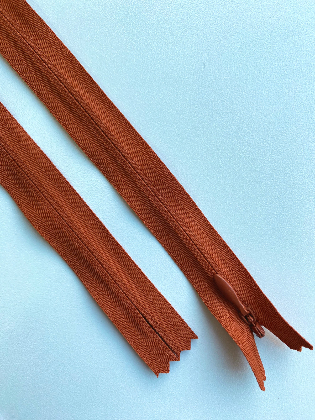 Fermoar rezistent, ascuns, brand YKK, culoare teracota inchis, 70 cm lungime