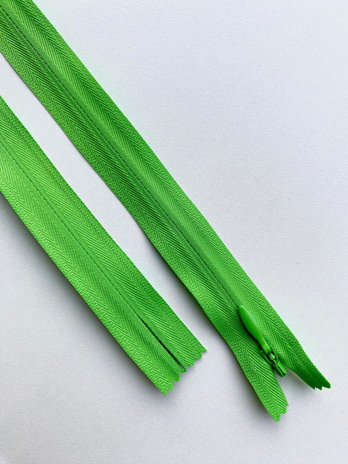 Fermoar rezistent, ascuns, brand YKK, culoare verde aprins, 70 cm lungime