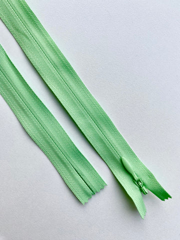 Fermoar rezistent, ascuns, brand YKK, culoare verde menta, 70 cm lungime