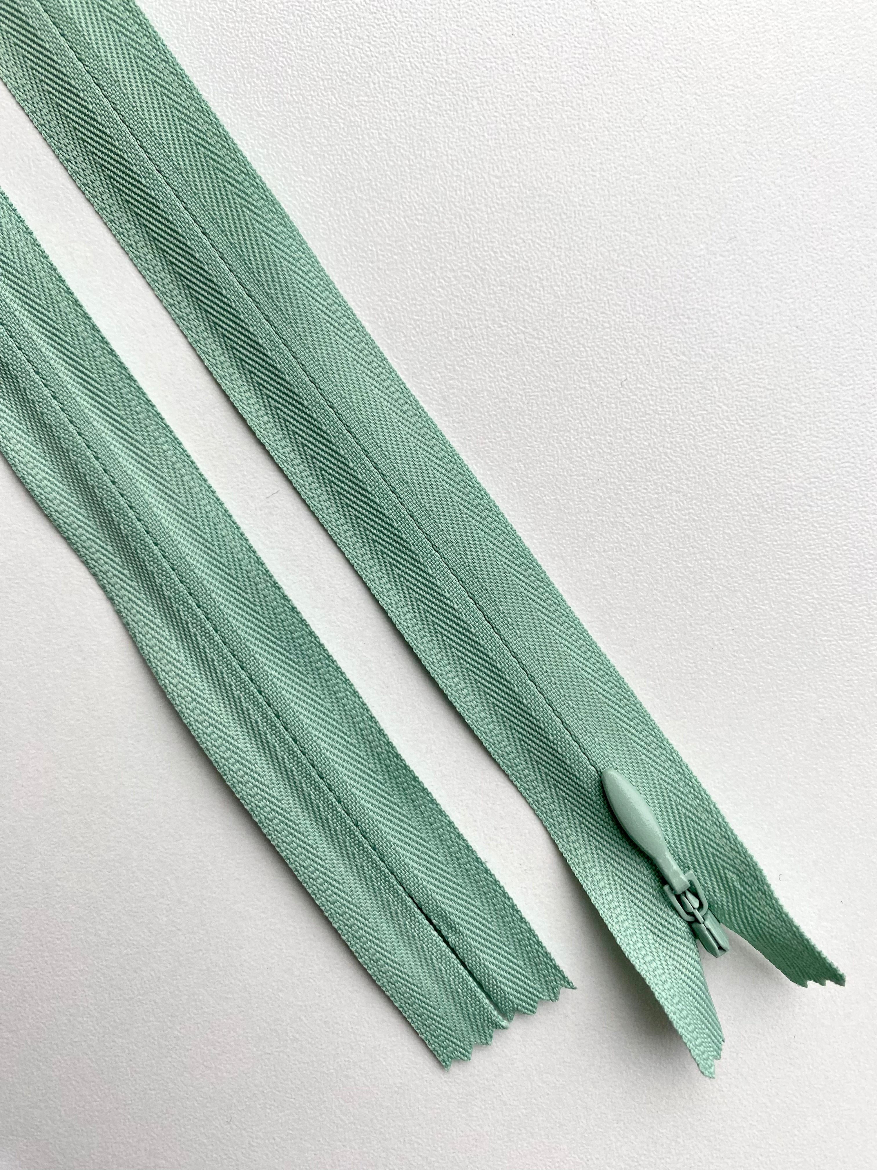 Fermoar rezistent, ascuns, brand YKK, culoare verde prafuit, 70 cm lungime