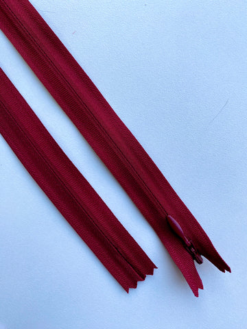 Fermoar rezistent, ascuns, brand YKK, culoare visiniu, 70 cm lungime