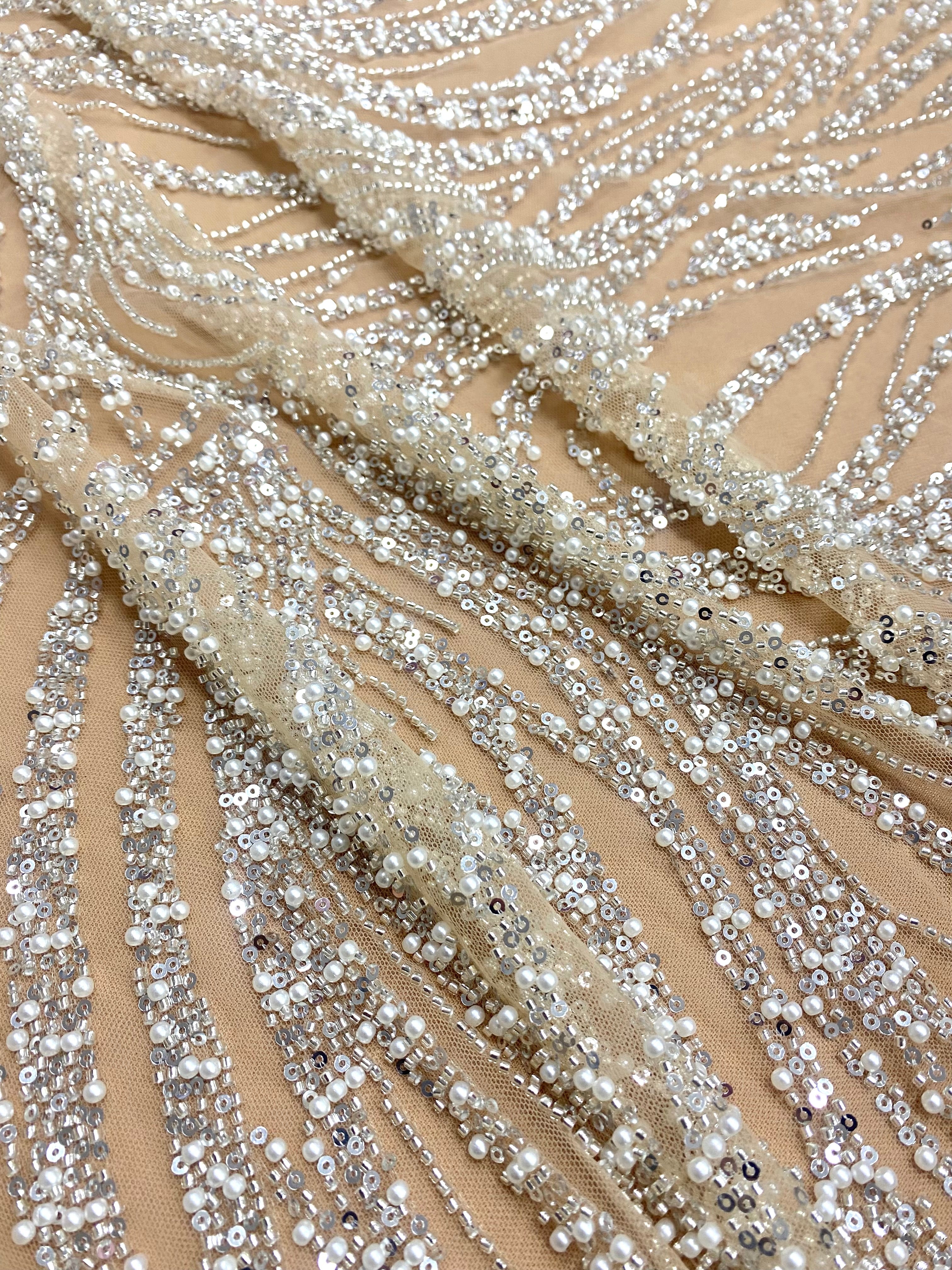 Dantela Couture Argintie pe Tulle Nude cu Model Geometric, cu Perle, Margele si Paiete