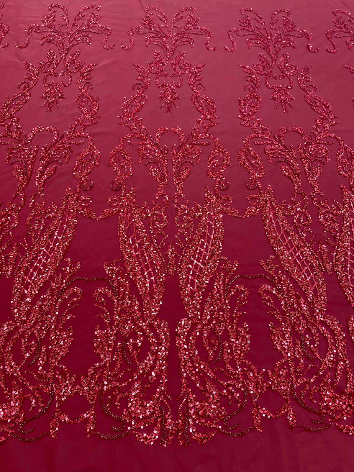 Dantela Couture Bordeaux geometriai mintával, gyöngyökkel és flitterekkel
