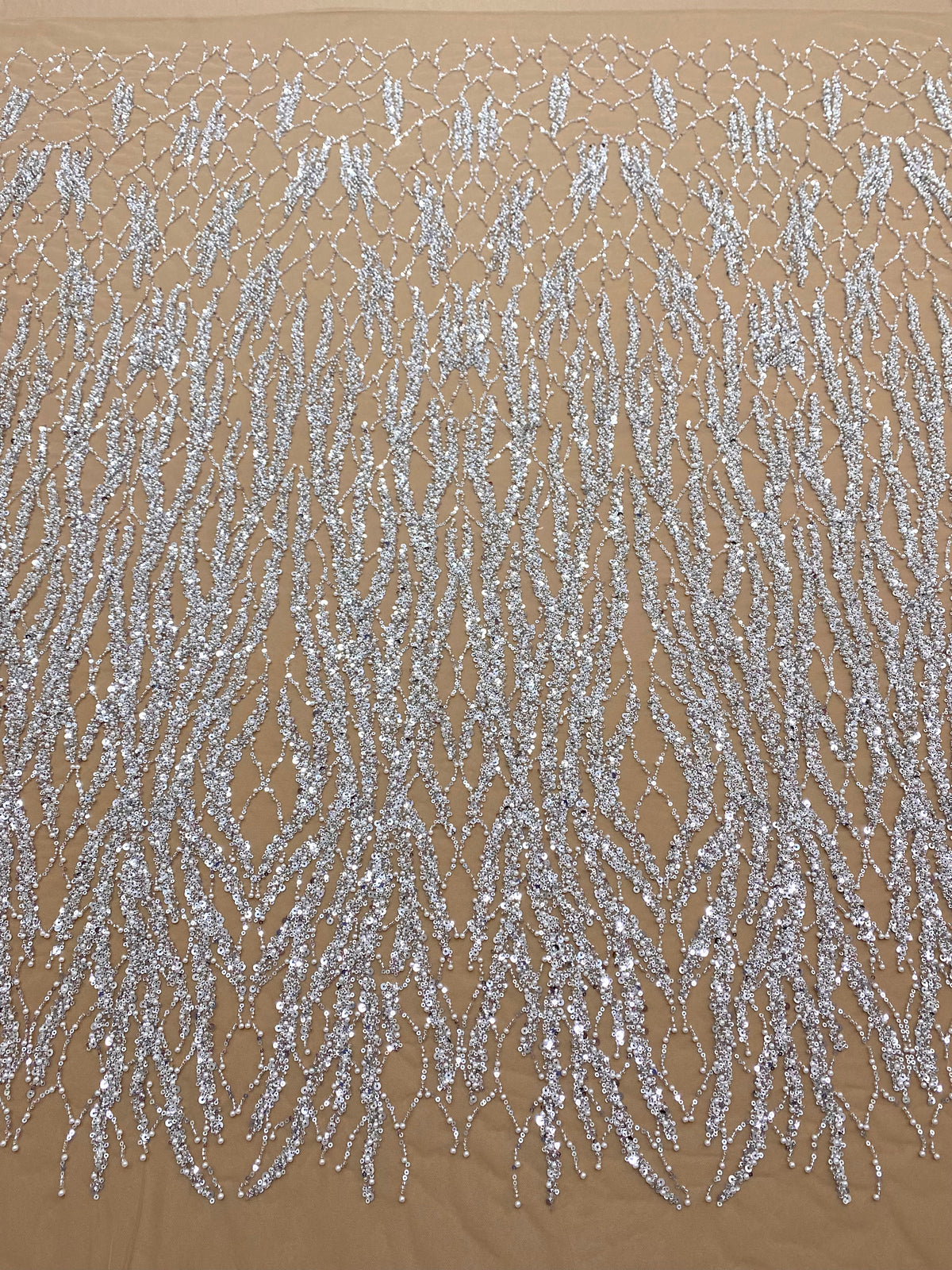 Dantela Couture Argintie pe Tulle Nude cu Siraguri cu Perle, Margele si Paiete