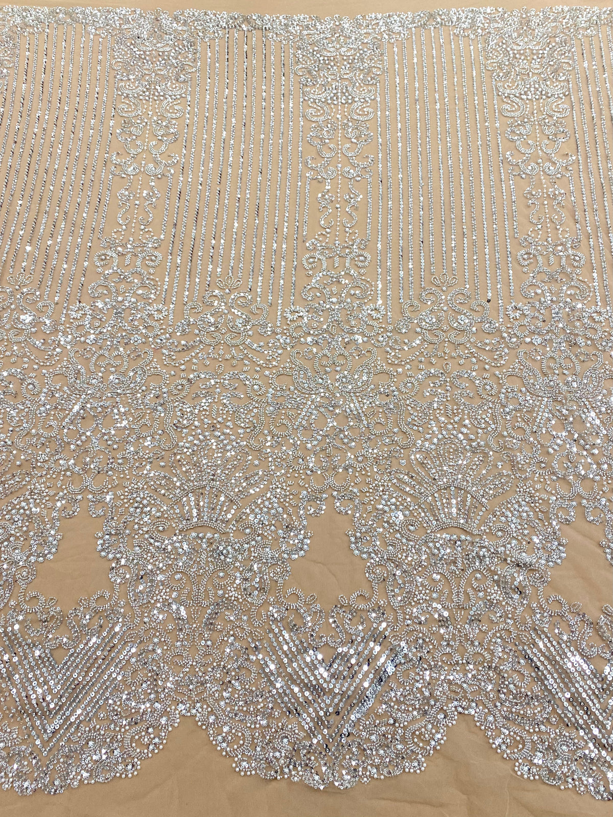 Csipke Couture ezüst tüllön, nude alapon, geometrikus mintával, gyöngyökkel, gyöngy díszítéssel és flitterekkel