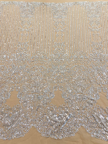 Csipke Couture ezüst tüllön, nude alapon, geometrikus mintával, gyöngyökkel, gyöngy díszítéssel és flitterekkel