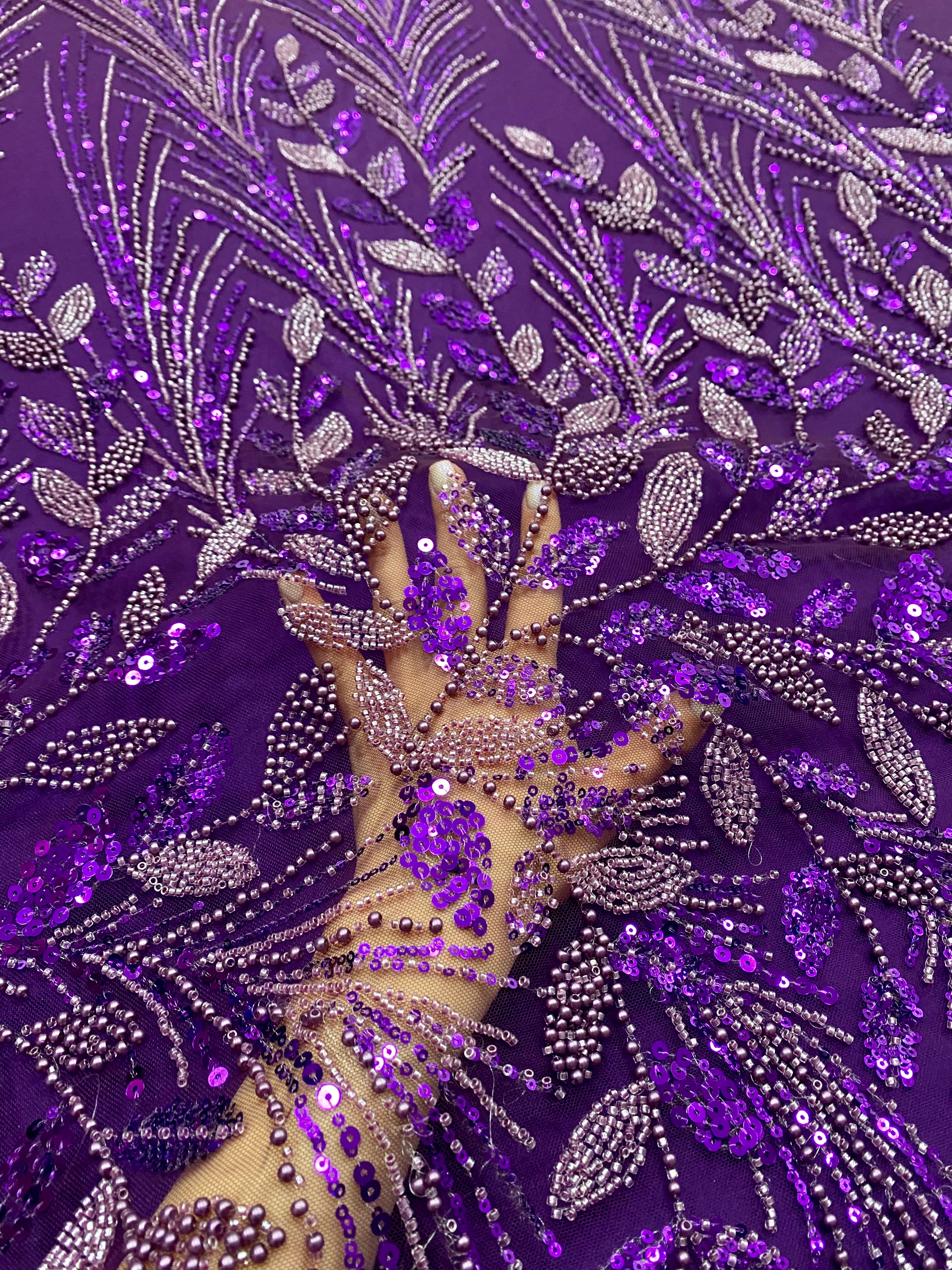 Sötétlila Couture csipke virágmintával, gyöngyökkel, gyöngyöcskékkel és flitterekkel