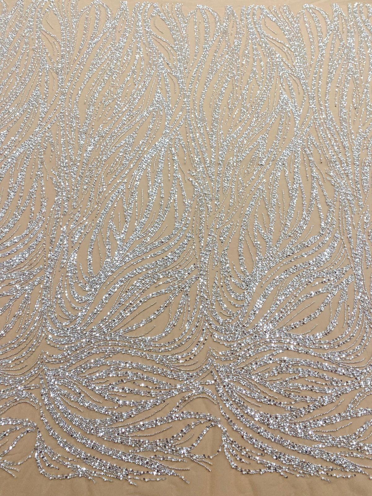 Dantela Couture Argintie pe Tulle Nude cu Model Geometric, cu Perle, Margele si Paiete