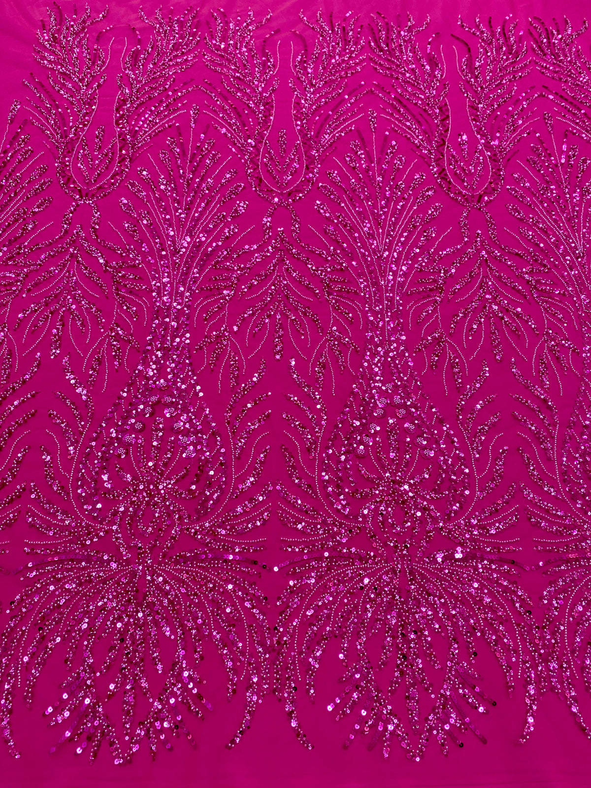 Dantela Couture Fucsia geometriai mintával, gyöngyökkel és flitterekkel