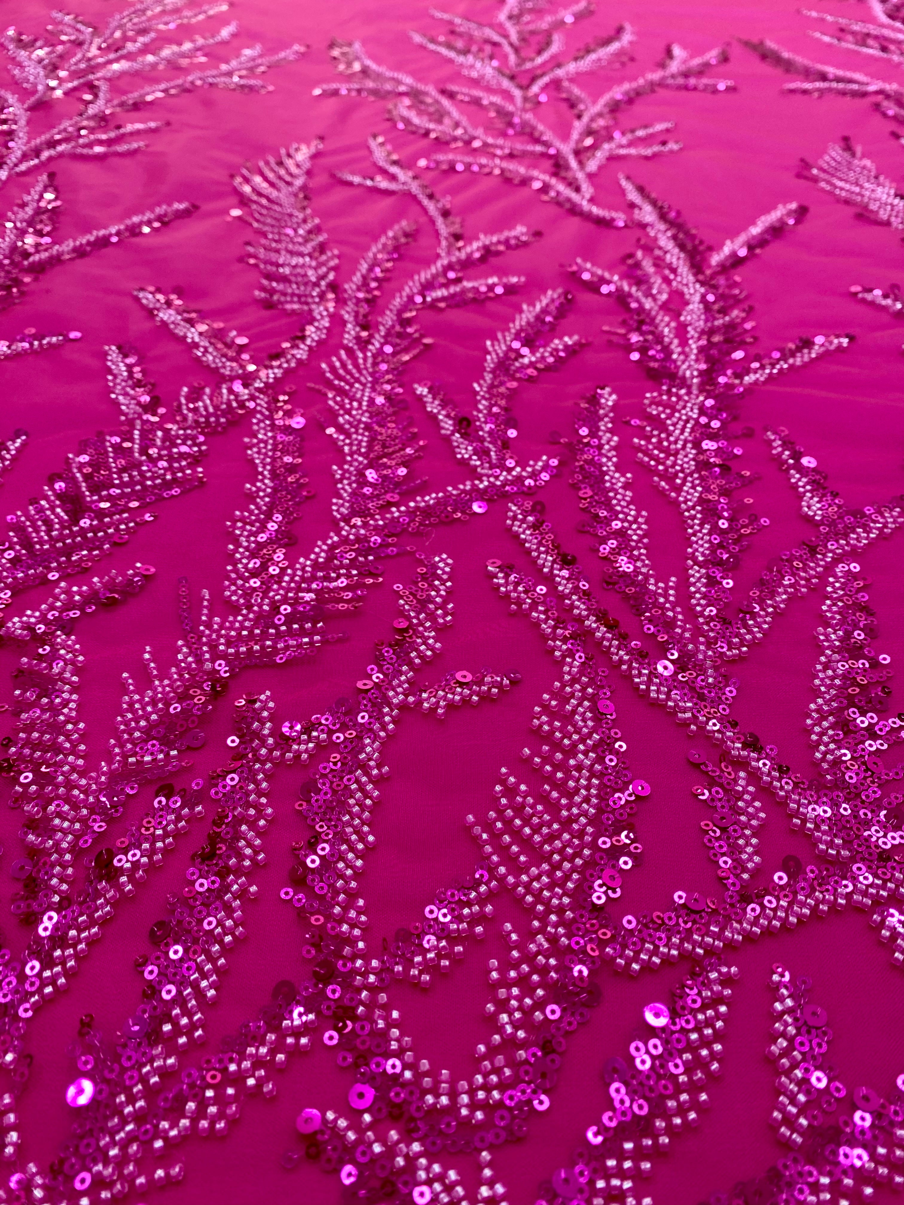 Dantela Couture fukszia ágacskákkal, gyöngyökkel és flitterekkel