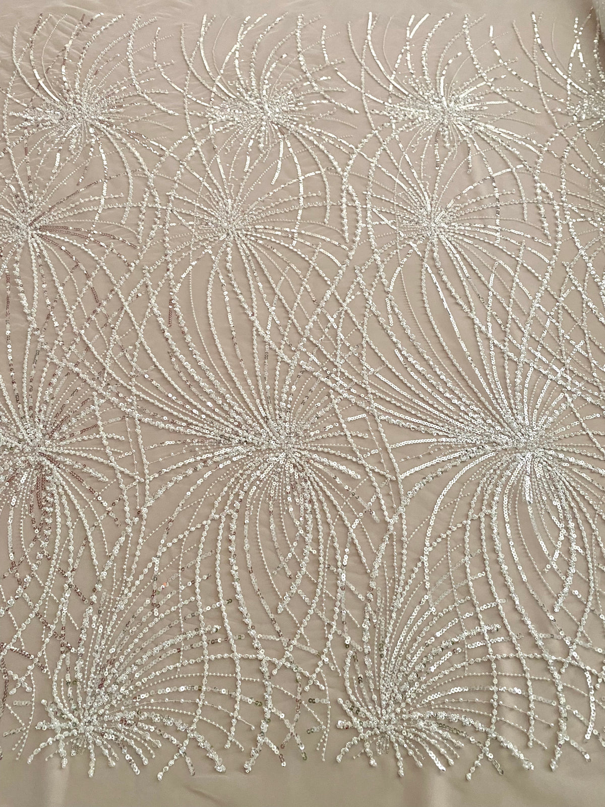 Dantela Couture Ivory geometriai mintával, gyöngyökkel, gyöngyöcskékkel és flitterekkel