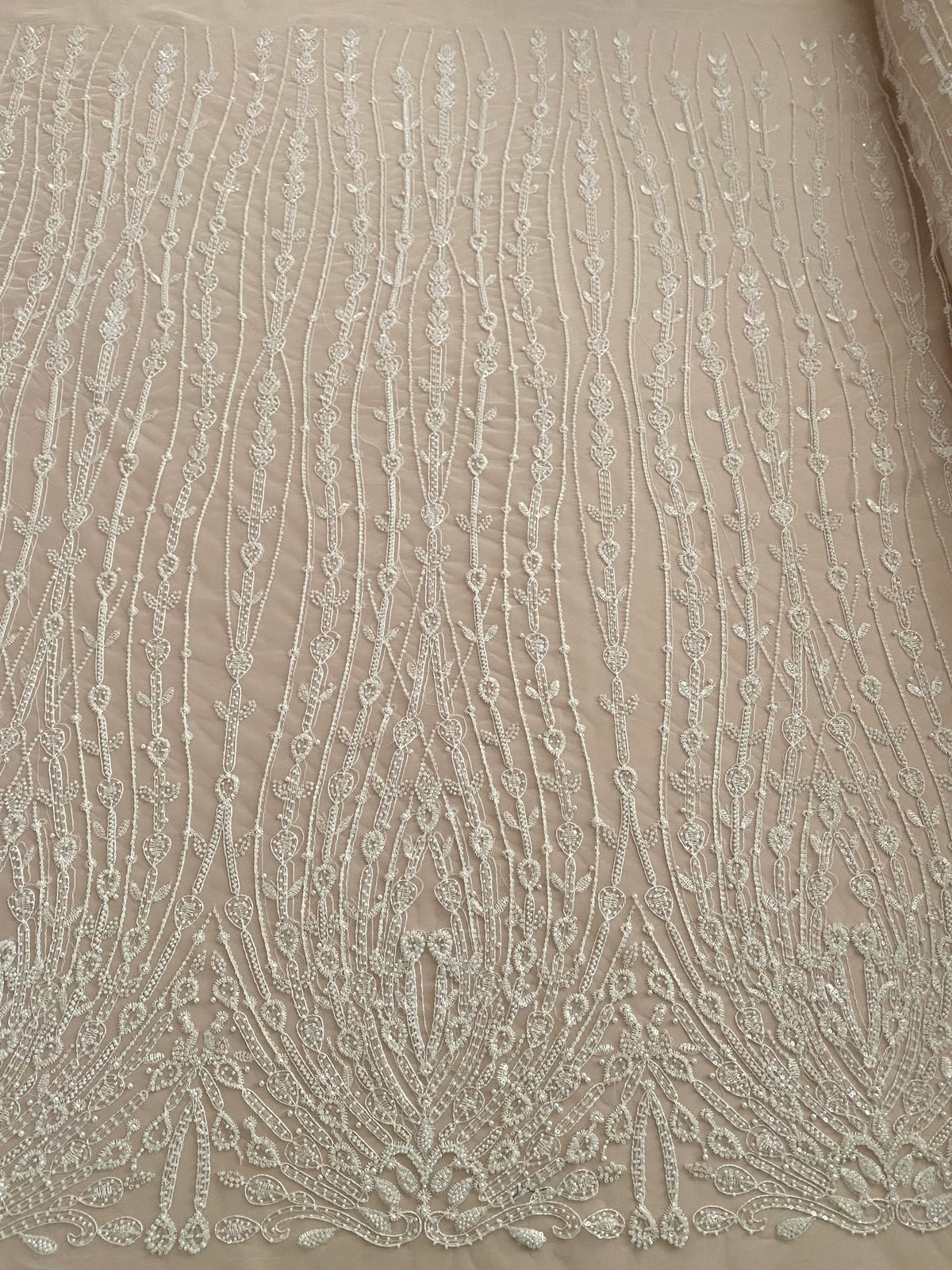 Dantela Couture Ivory geometriai mintával, gyöngyökkel, gyöngyöcskékkel és flitterekkel