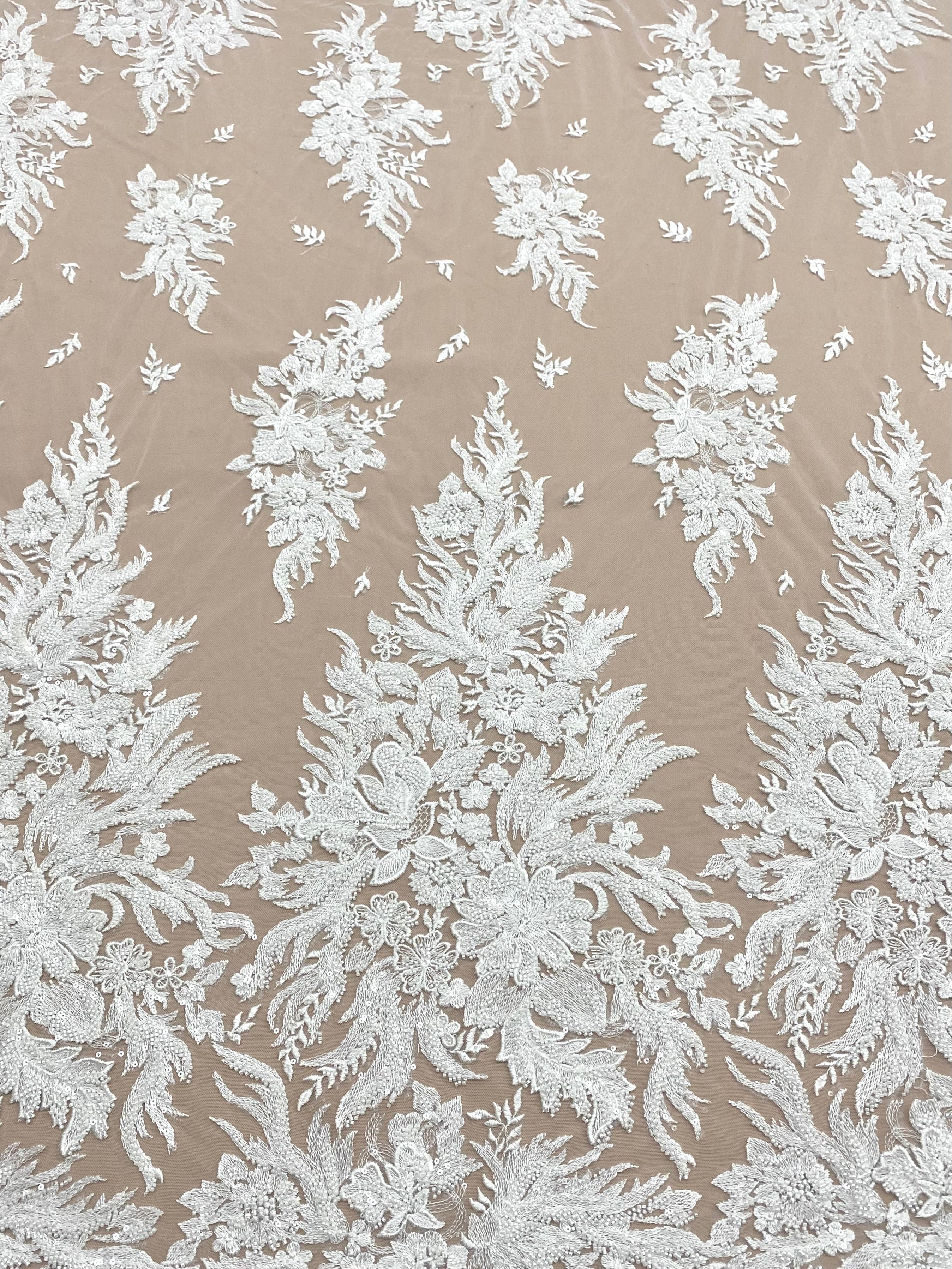 Dantela Couture Ivory virágmintás, gyöngyökkel és flitterekkel