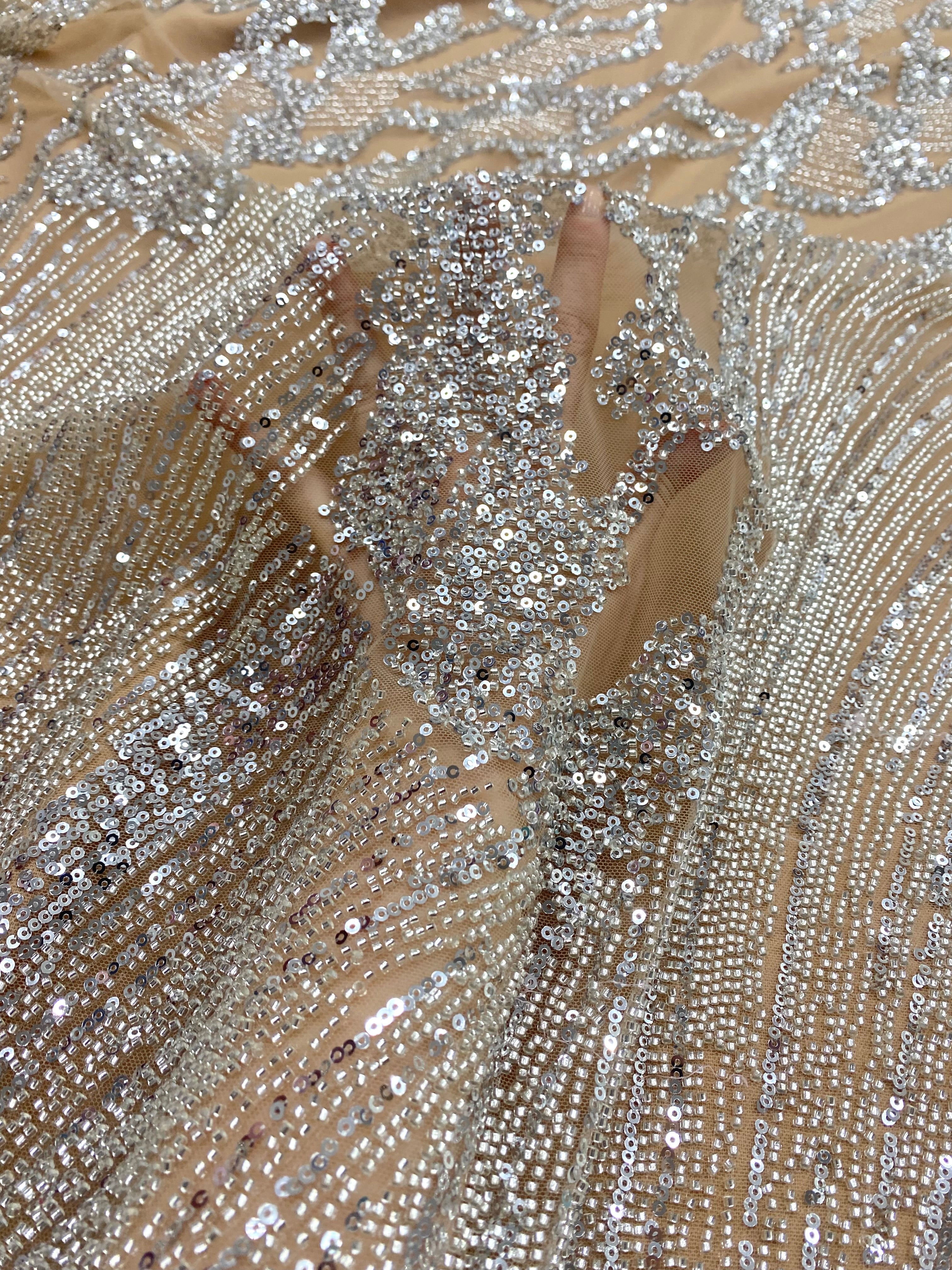 Csipke Couture ezüst tüll nude alapon geometrikus mintával, gyöngyökkel és flitterekkel