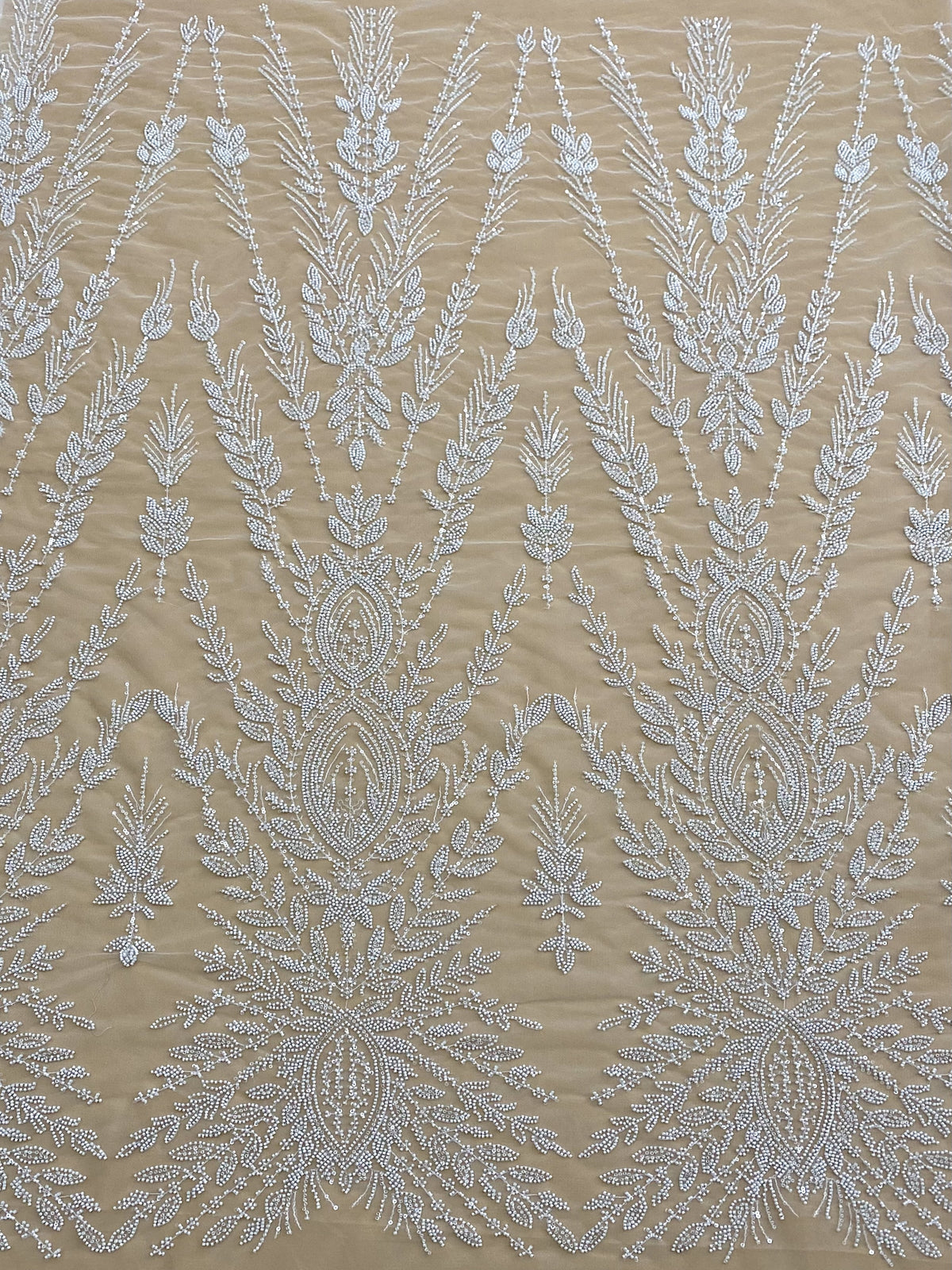 Dantela Couture Ivory szimmetrikus mintával, gyöngyökkel és flitterekkel