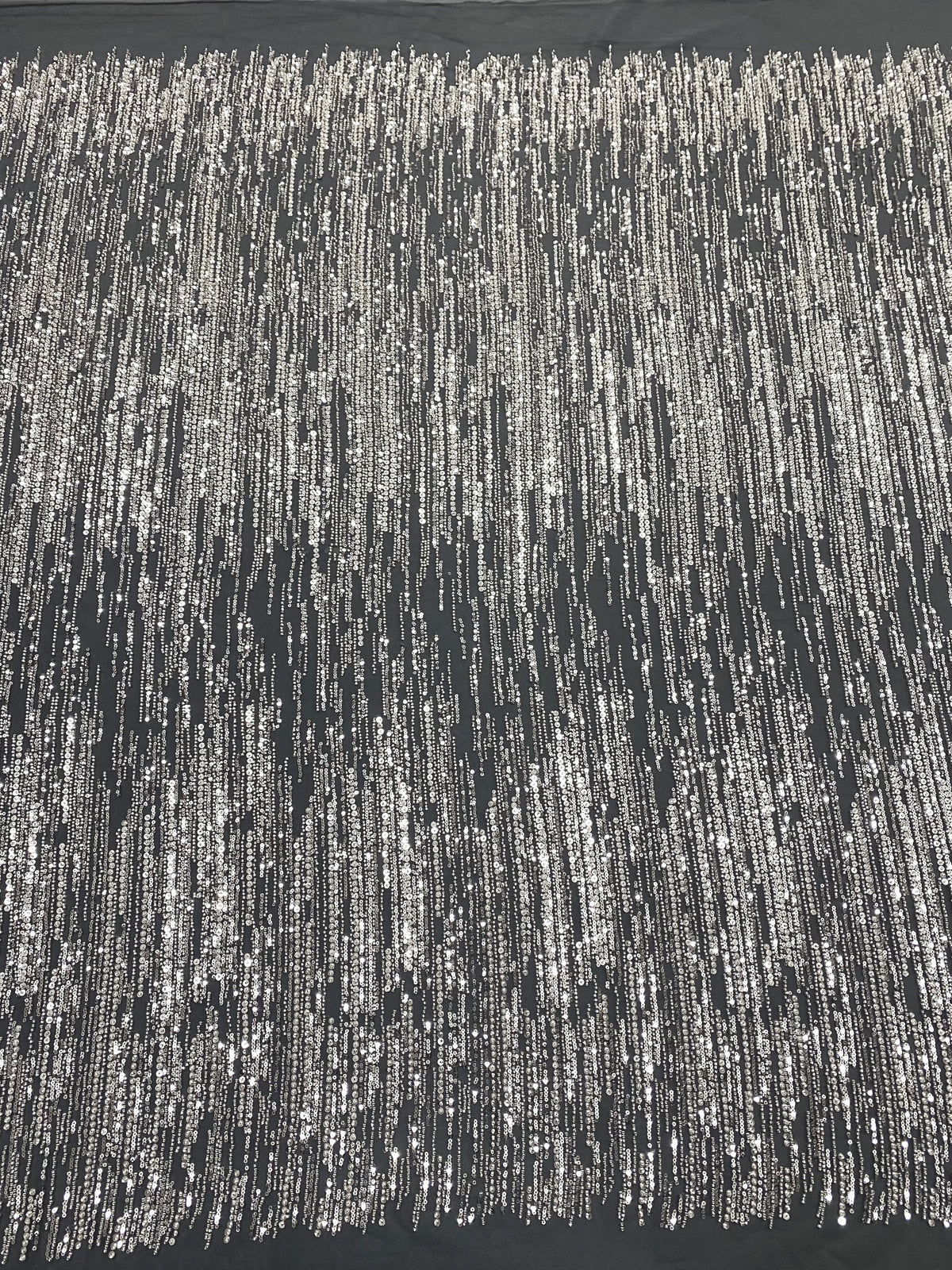 Csipke Couture ezüst színben antracitszürke tüllön, lineáris mintával, gyöngyökkel és flitterekkel