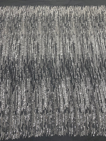 Csipke Couture ezüst színben antracitszürke tüllön, lineáris mintával, gyöngyökkel és flitterekkel