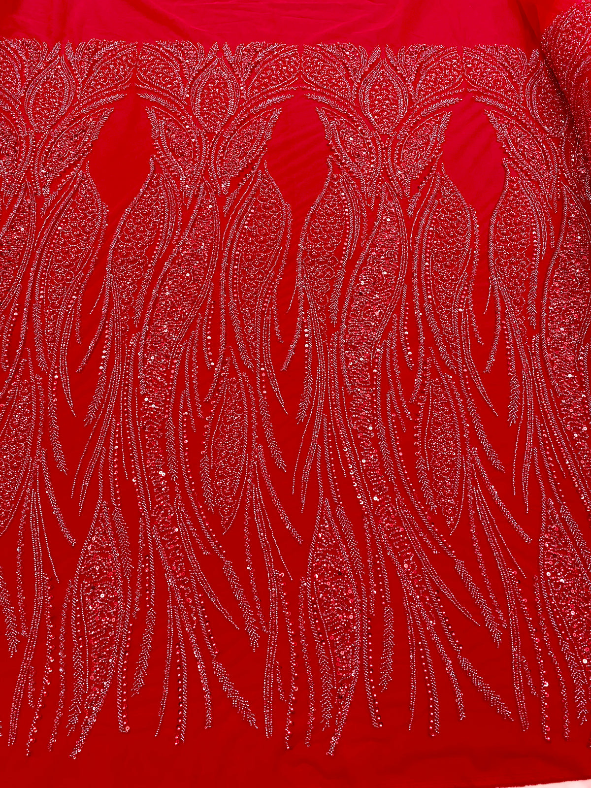 Piros Couture csipke geometriai mintával, gyöngyökkel, gyöngyöcskékkel és flitterekkel