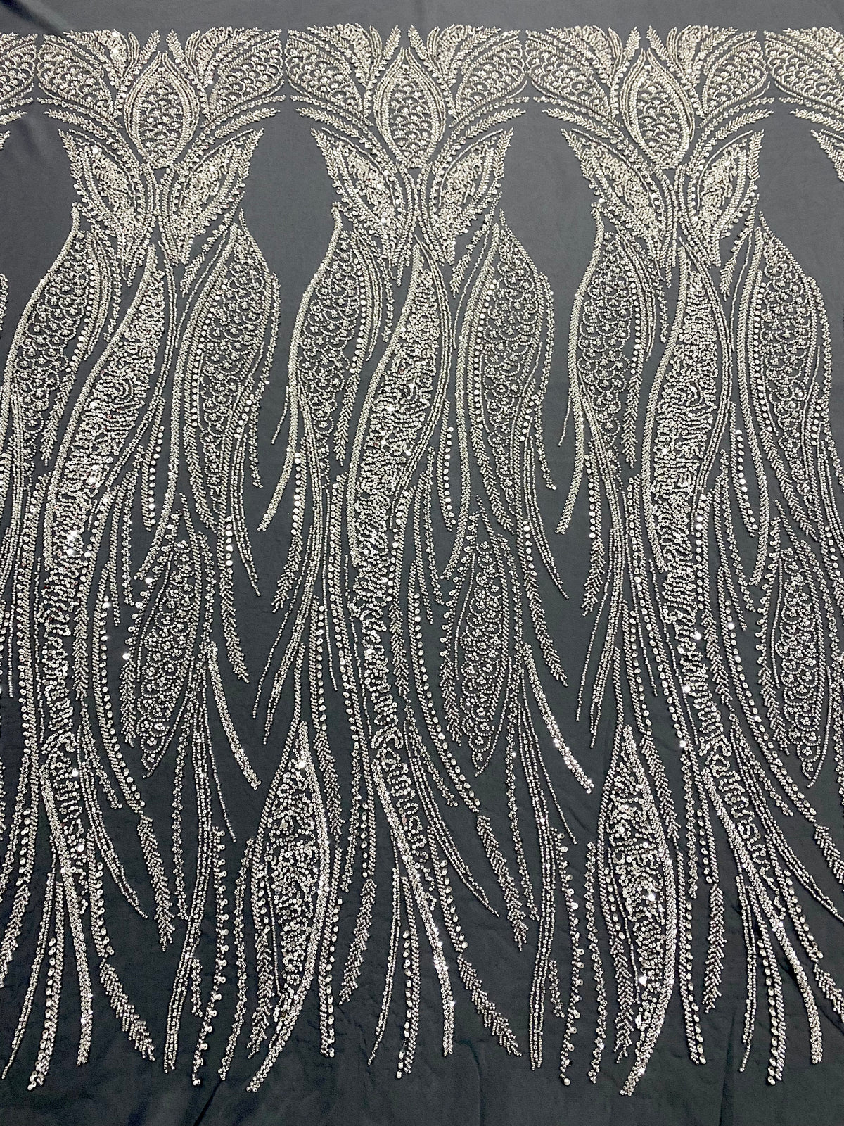 Dantela Couture Argintie pe Tulle Antracit cu Panou, cu Perle, Margele si Paiete