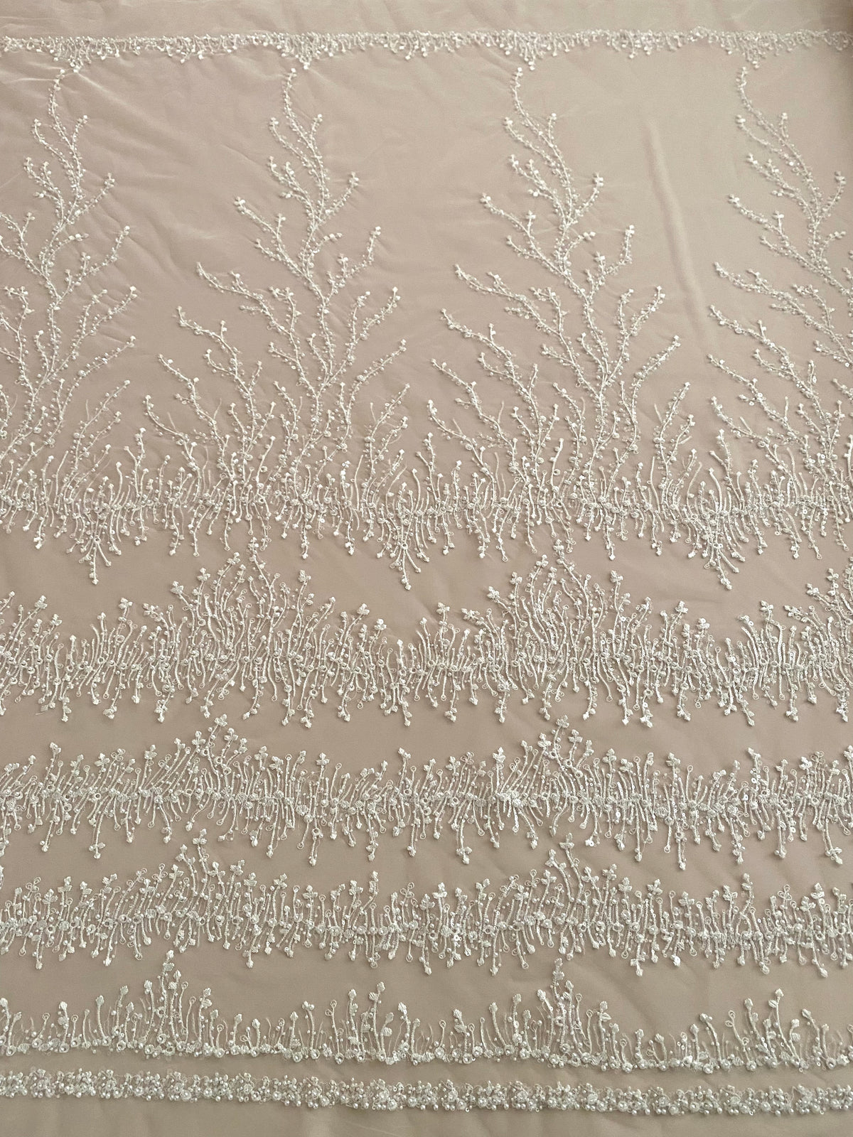Dantela Couture Ivory geometriai mintával, gyöngyökkel, gyöngyöcskékkel és flitterekkel