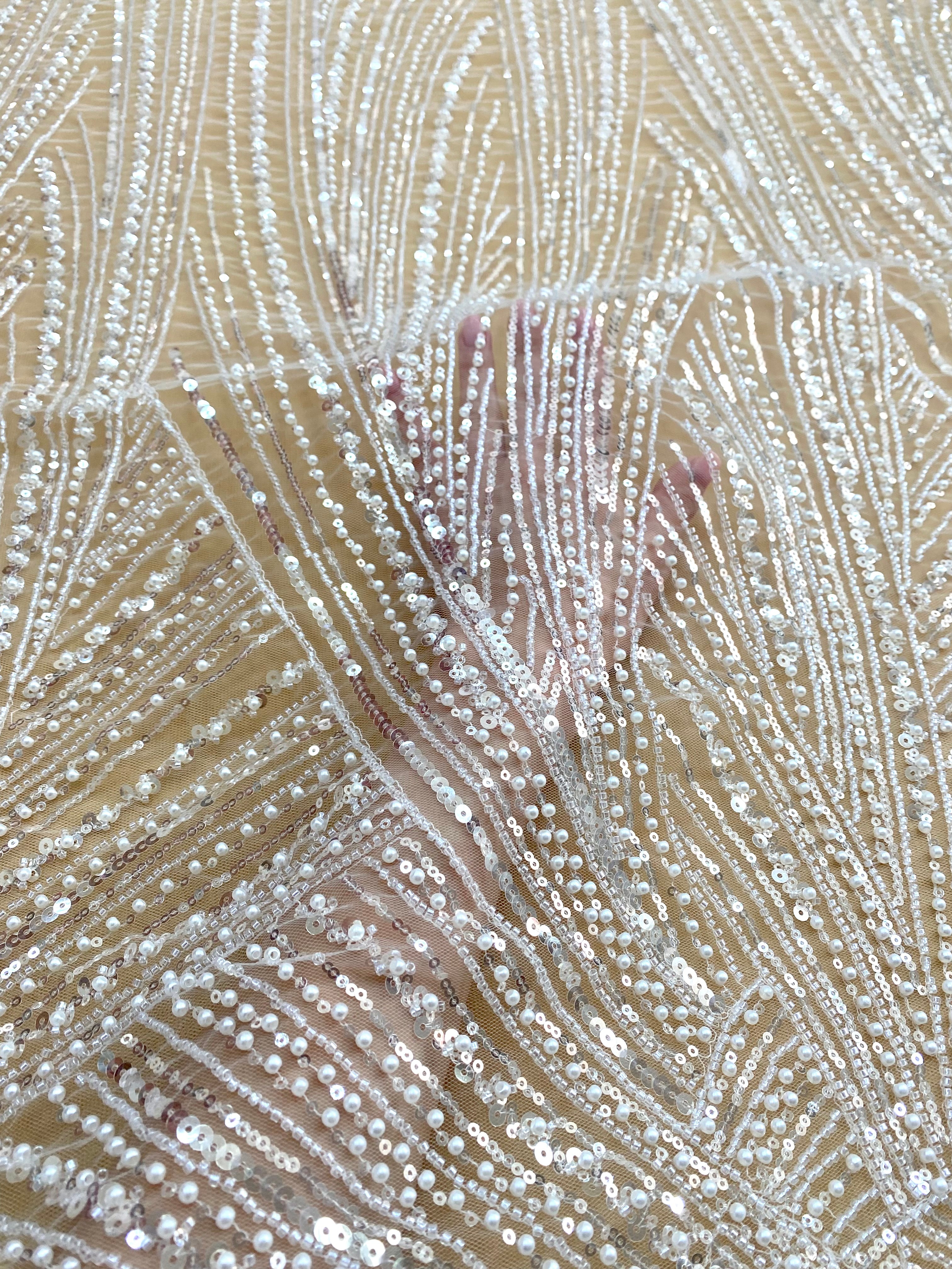 Dantela Couture Diamond lineáris mintával, gyöngyökkel, gyöngyöcskékkel és flitterekkel