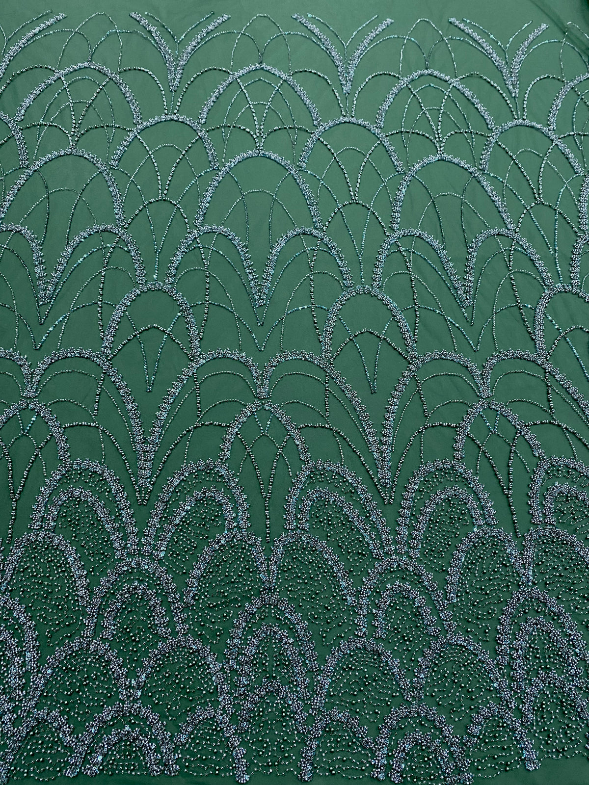 Dantela Couture Smaragdzöld Geometriai Mintával, Gyöngyökkel, Gyöngyöcskékkel és Flitterekkel