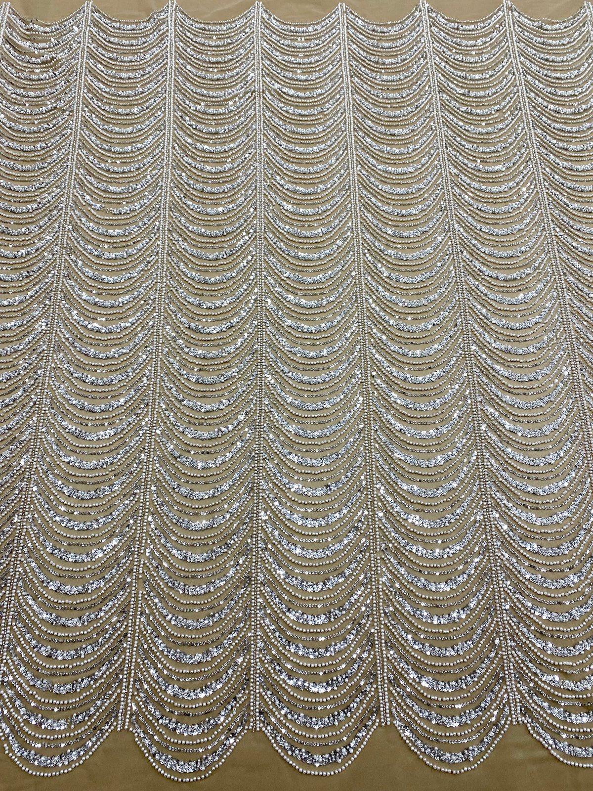 Ezüst Couture Csipke Nude Tüllön Geometriai Mintával, Gyöngyökkel, Gyöngyökkel és Flitterekkel