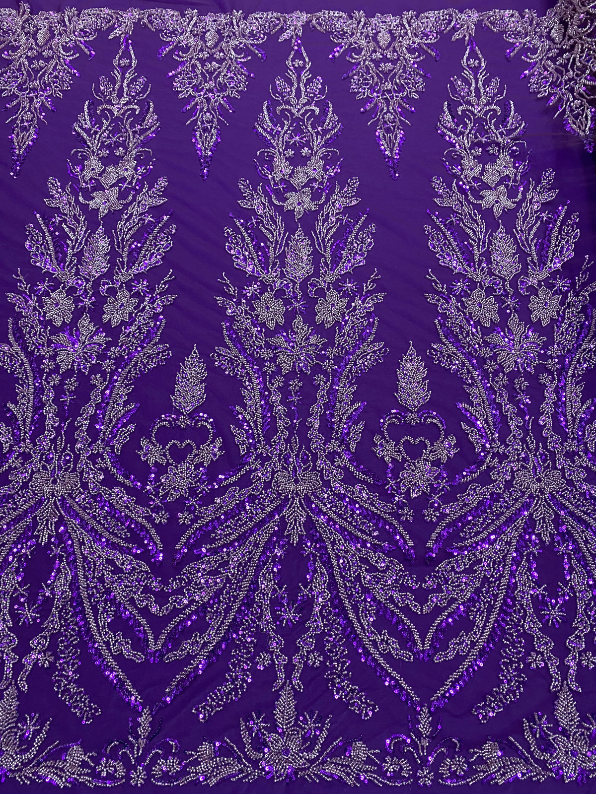 Sötétlila Couture csipke virágmintával, gyöngyökkel és flitterekkel