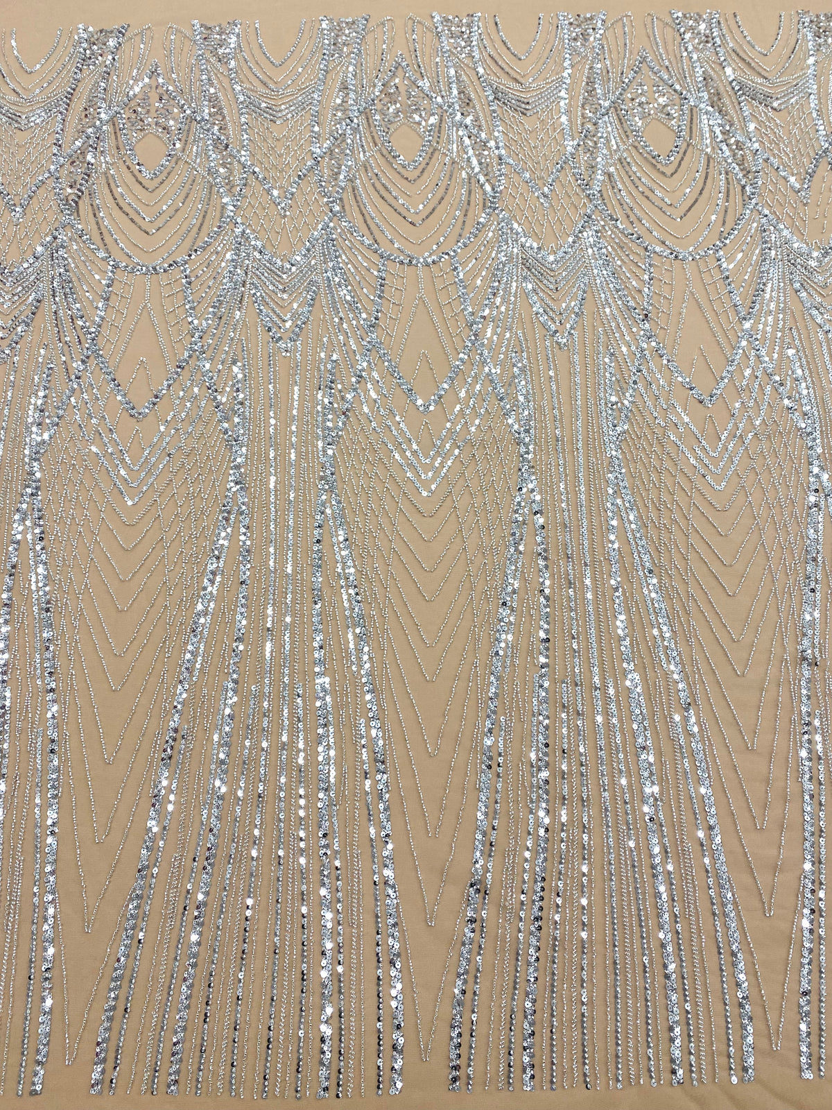 Csipke Couture ezüst tüll nude panellel, gyöngyökkel és flitterekkel