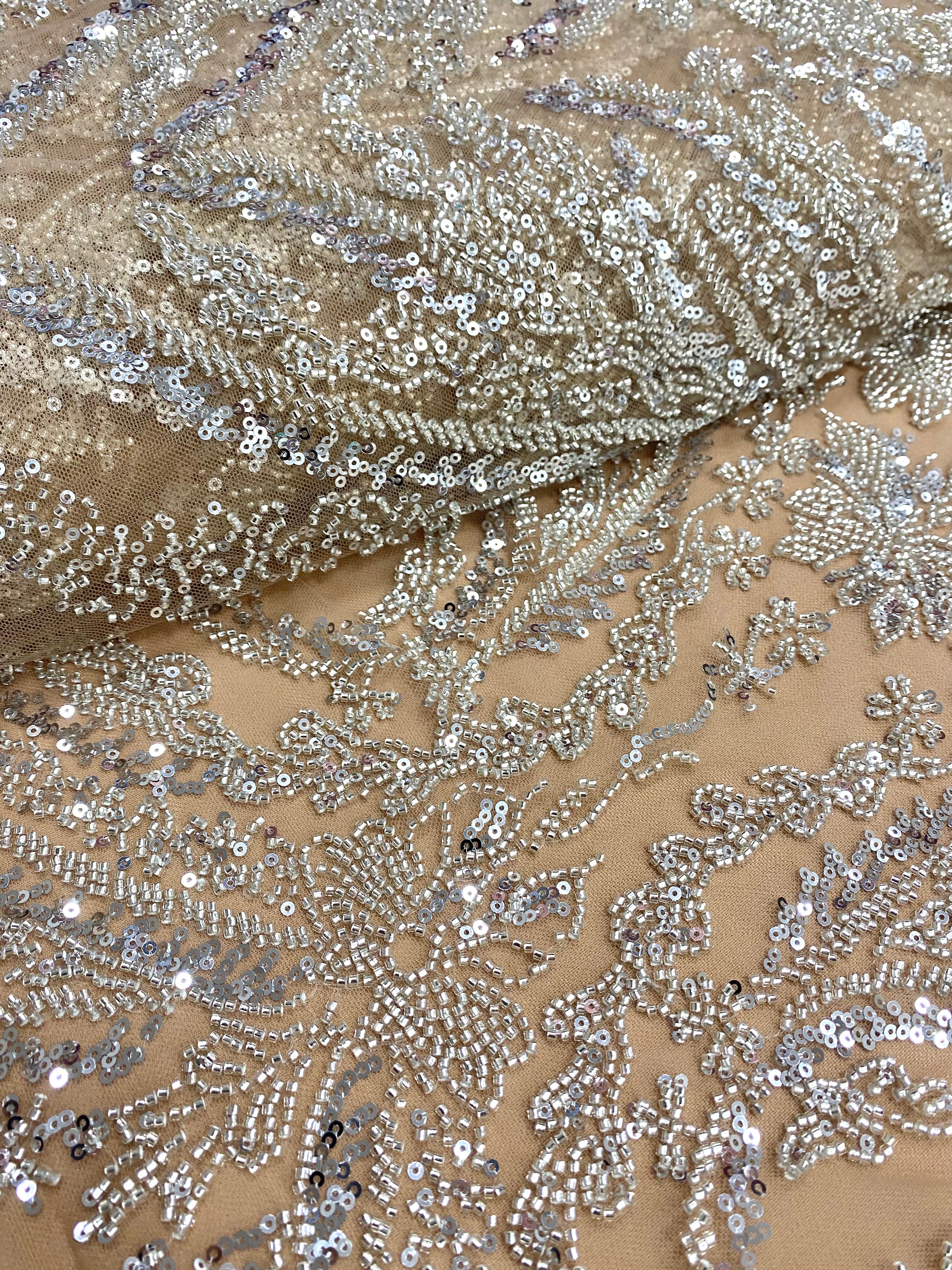 Csipke Couture ezüst tüll nude alapon, virágmintával, gyöngyökkel és flitterekkel